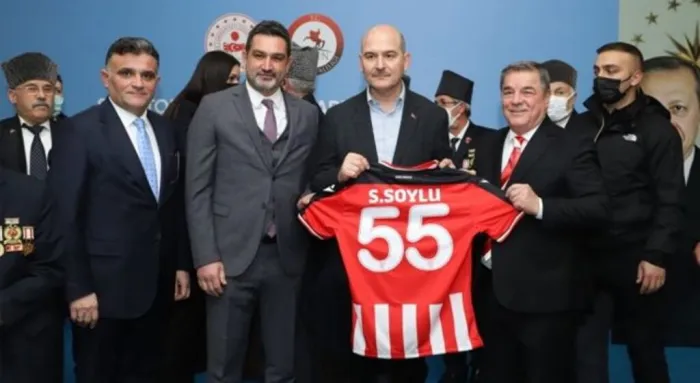 İçişleri Bakanı Süleyman Soylu'ya Samsunspor Forması Hediye Edildi