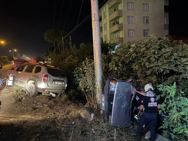 İlkadım Cumhuriyet Caddesi'nde meydana gelen motosiklet kazası sonrası olay yerindeki ambulans ve polis ekipleri.