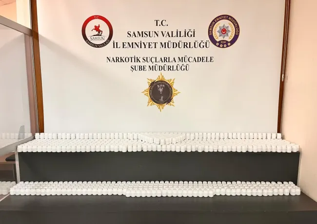 Samsun Narkotik Polisinin düzenlediği operasyonda ele geçirdiği on binlerce sentetik ecza hapı.