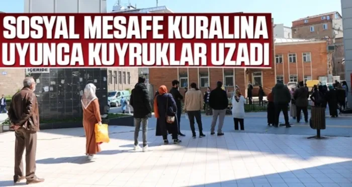 Sosyal Mesafe Kuralına Uyunca Kuyruklar Uzadı