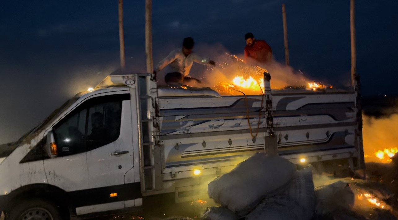 Saman yüklü araçta yangın çıktı, işçiler alevler içindeki torbaları aşağı  attı - ASAYİŞ - Samsun Hedef Halk Gazetesi İnternet Haber Sitesi