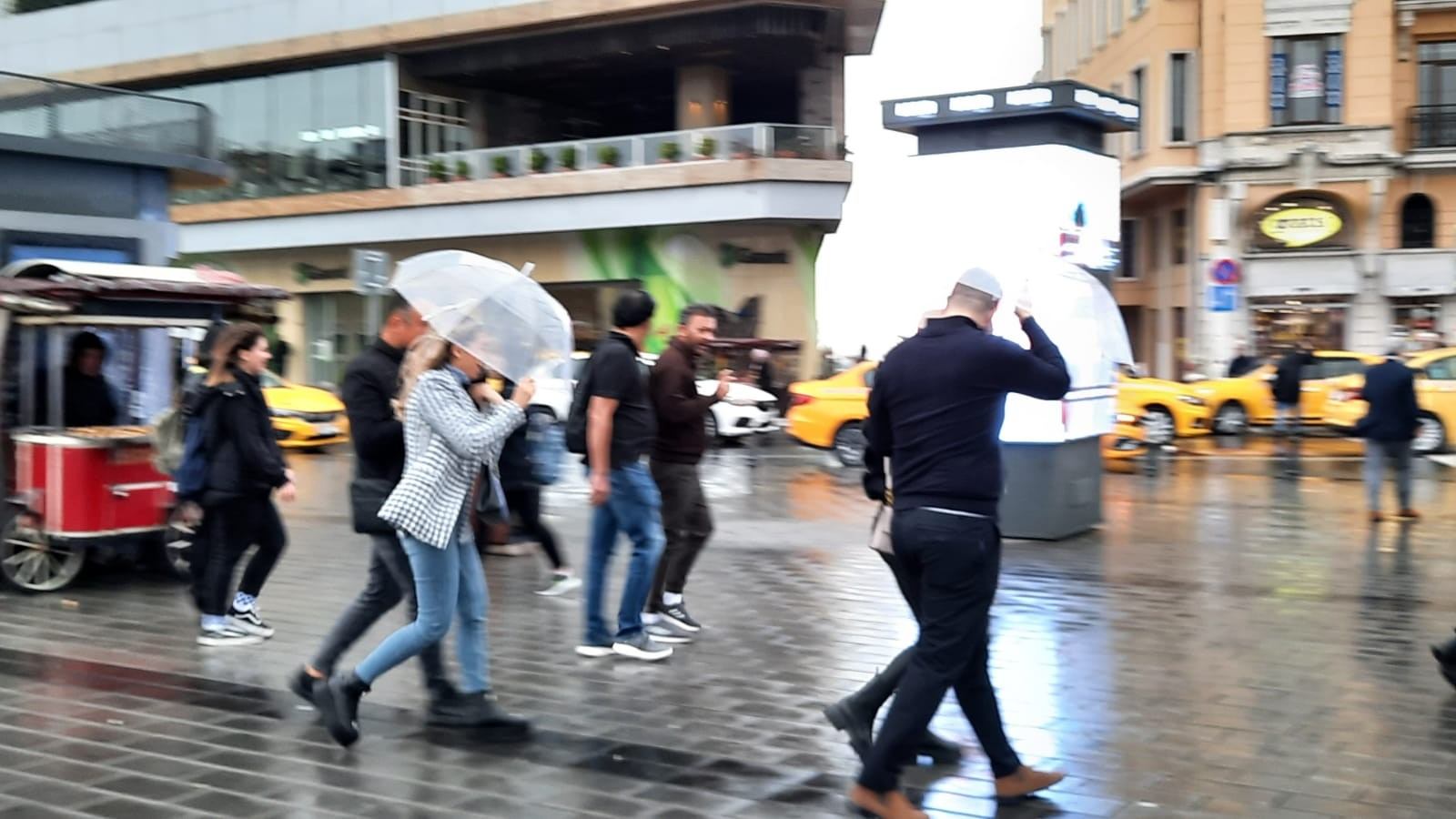 İstanbul'da yağmur ve şiddetli rüzgar başladı - ASAYİŞ - Samsun Hedef Halk Gazetesi İnternet Haber Sitesi