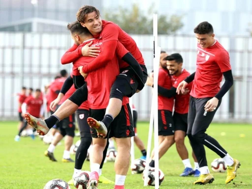 Samsunsporlu futbolcular şampiyonluğu kutladı