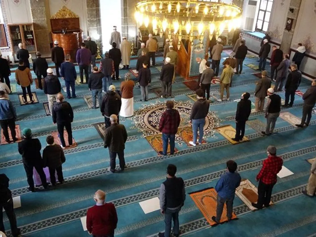 Samsun'da bayram namazı korona virüs tedbirleriyle kılındı