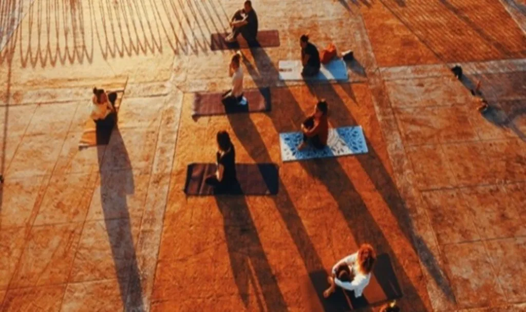 Samsun'da salgının etkisinden kurtulmak isteyen kadınlar Karadeniz kıyısında yoga yaparak güne başlıyor