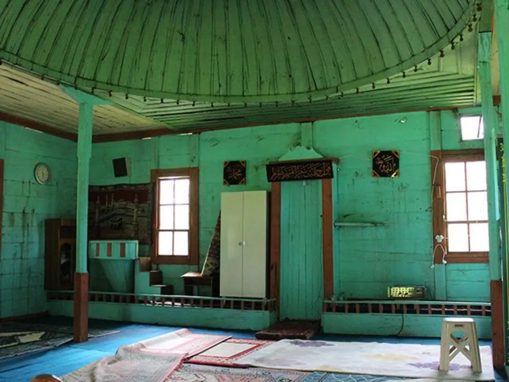 Çivisiz ahşap cami ilgi bekliyor