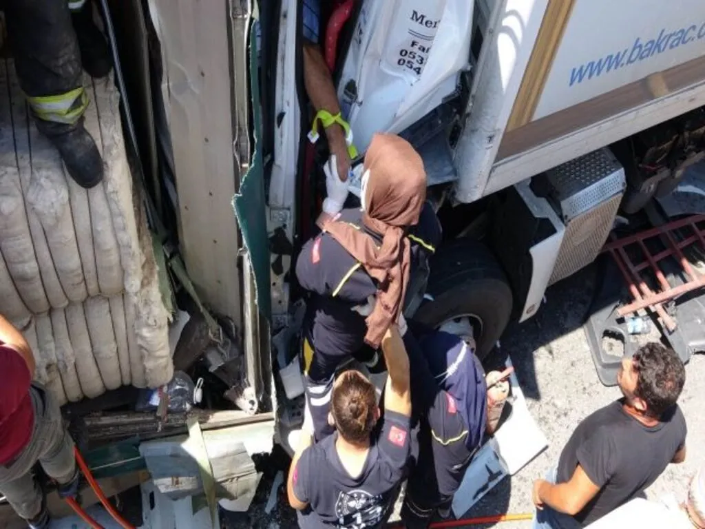 Tırlar çarpıştı: Sıkışan sürücüyü kurtarmak için zamanla yarışıldı