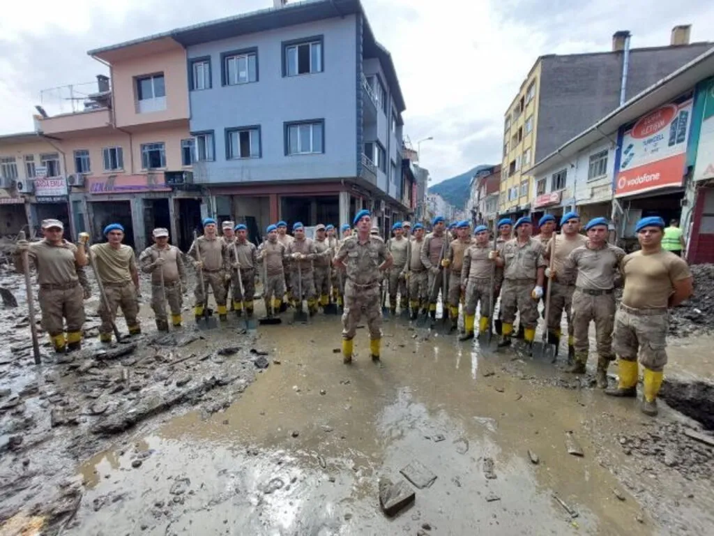 "Mavi bereliler" Bozkurt'ta vatandaşların yaralarını sarmak için çaba sarf ediyor