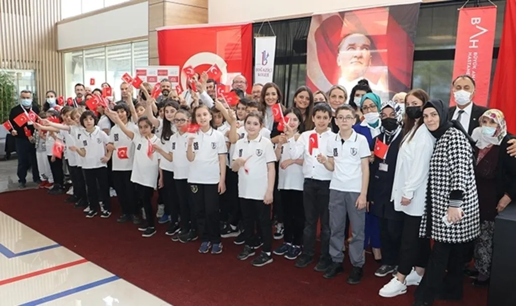 Minikler doktor oldu, sağlıkçılarla şarkılar söyledi