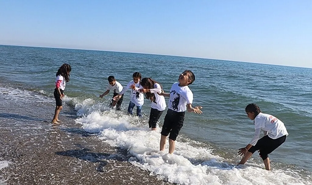 Hayatlarında ilk defa deniz gören Siirtli çocukların büyük mutluluğu