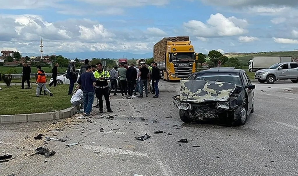 Samsun'da iki otomobilin çarpıştığı kazada 6 kişi yaralandı