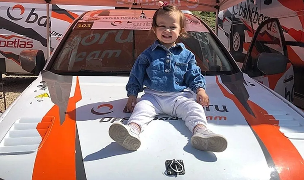 Kadın off-road pilotu ve yardımcı pilot eşi, yarışlara 16 aylık kızlarıyla katılıyor