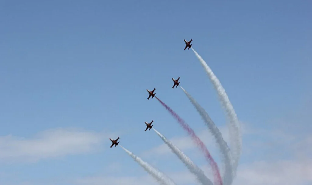 Türk Yıldızları, SOLOTÜRK, HÜRJET ve helikopter gösterileri nefesleri kesti