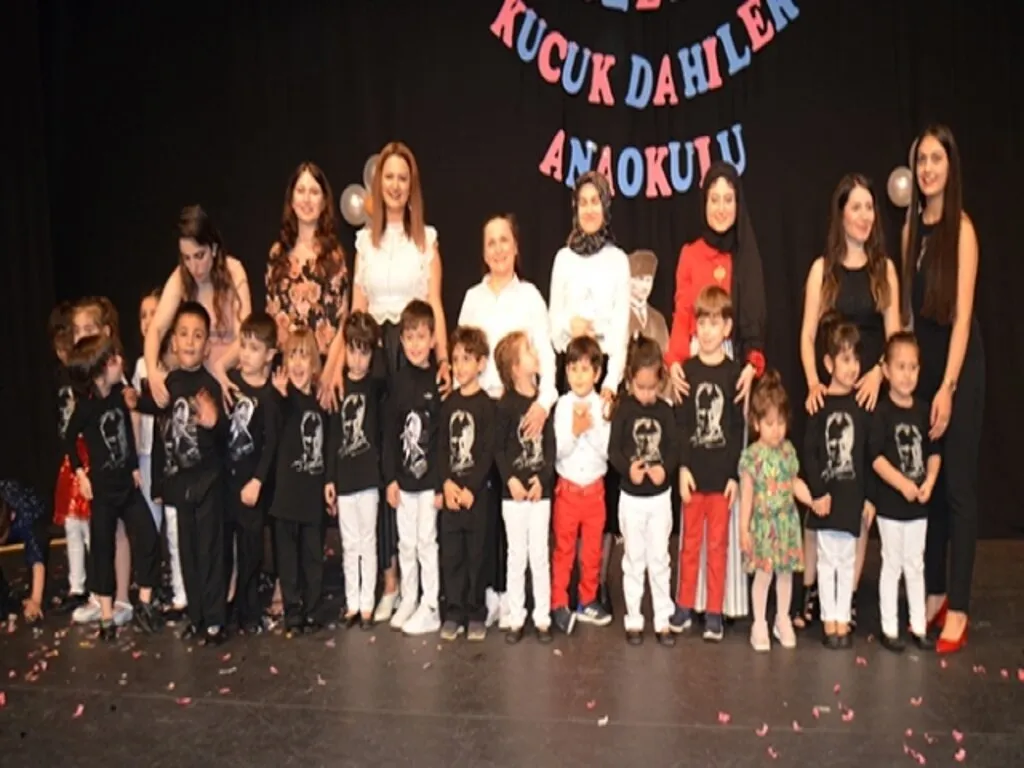 Küçük Dahiler'de mezuniyet coşkusu