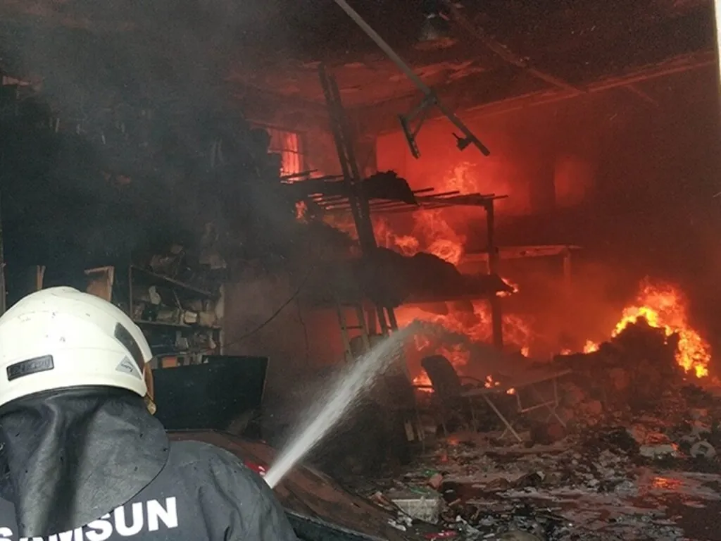 Samsun'da İşyeri Cayır Cayır Yandı