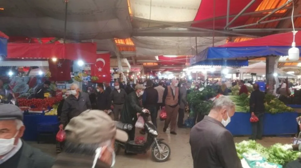 Samsun Sokakları Yine Tıklım Tıklım - Resim 2