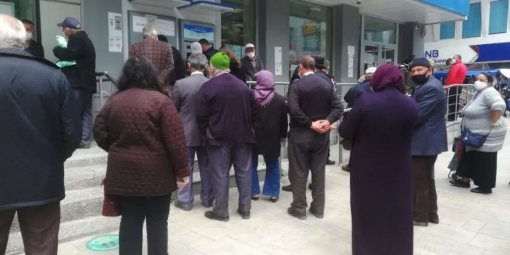 Samsun Sokakları Yine Tıklım Tıklım - Resim 3