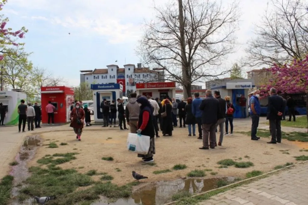Samsun Sokakları Yine Tıklım Tıklım - Resim 6