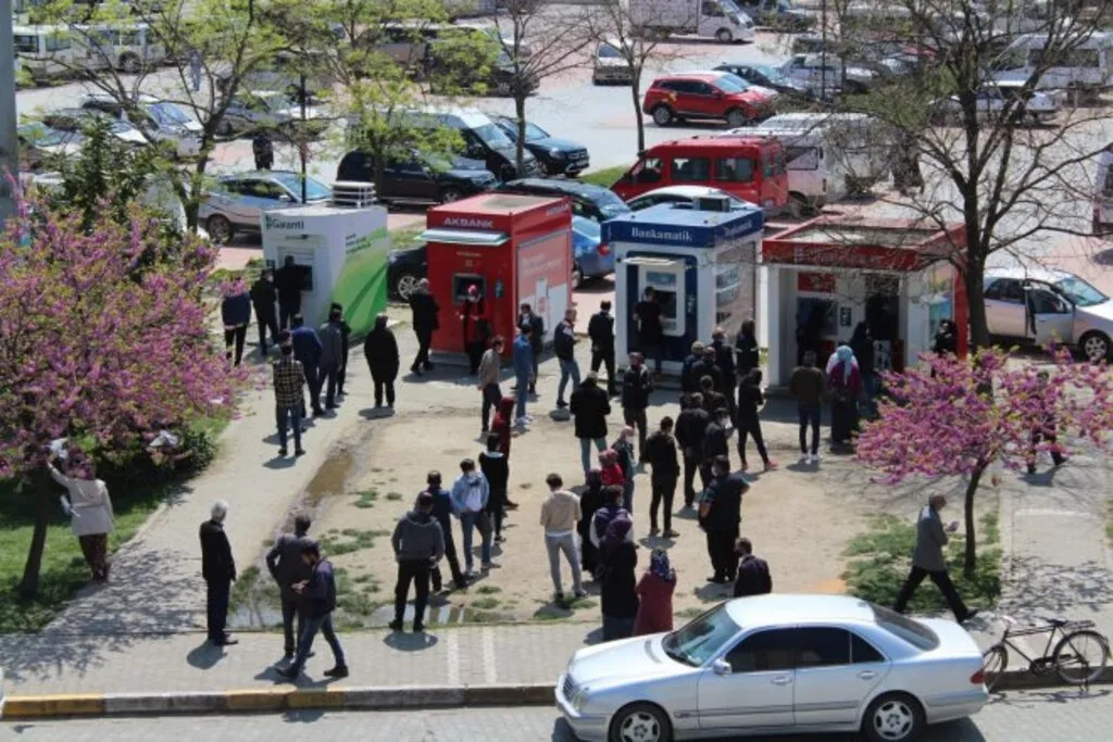 Samsun Sokakları Yine Tıklım Tıklım - Resim 9