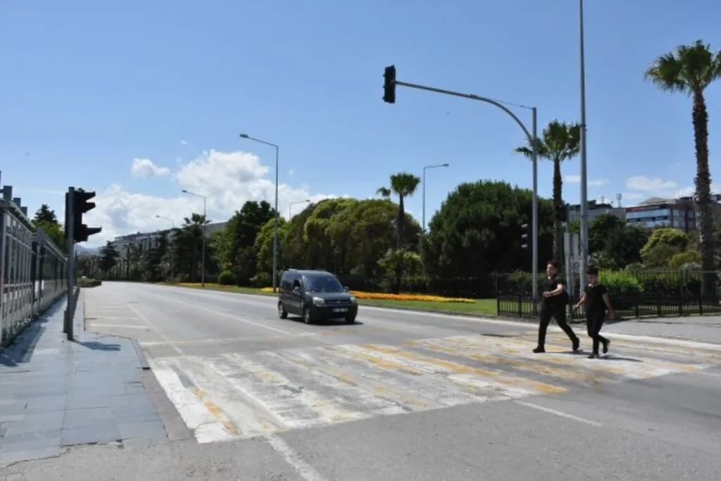 Samsun'da Sokağa Çıkma Kısıtlamasında Cadde ve Sokaklar Boş Kaldı - Resim 6