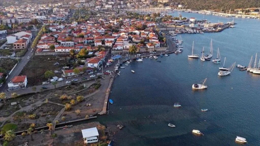 Depremin merkez üssü Seferihisar havadan görüntülendi - Resim 1