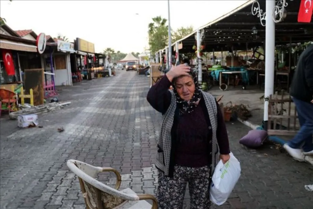 Depremin merkez üssü Seferihisar havadan görüntülendi - Resim 2
