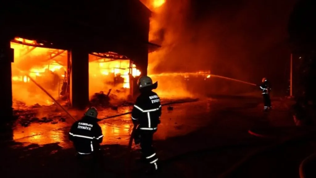 Samsun'da sanayi sitesinde iş yerleri alev alev yandı! - Resim 6