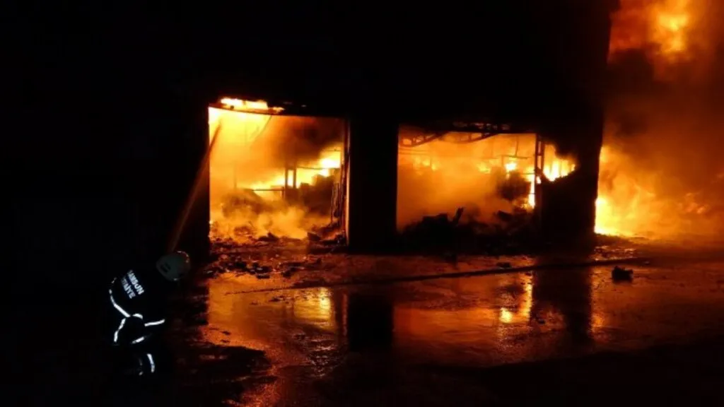 Samsun'da sanayi sitesinde iş yerleri alev alev yandı! - Resim 7