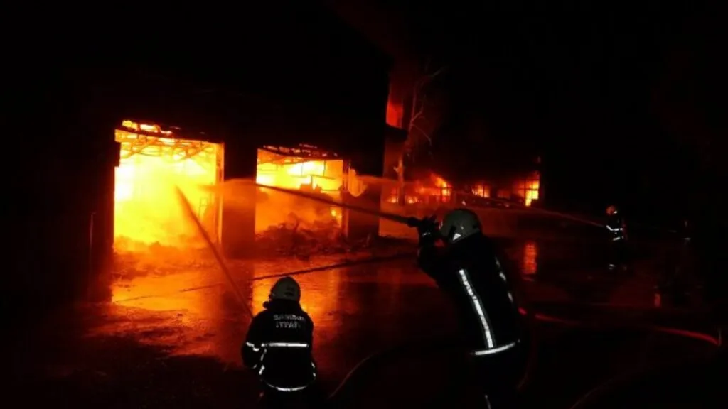 Samsun'da sanayi sitesinde iş yerleri alev alev yandı! - Resim 9