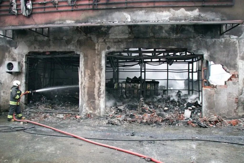 Samsun'da sanayi sitesinde iş yerleri alev alev yandı! - Resim 13