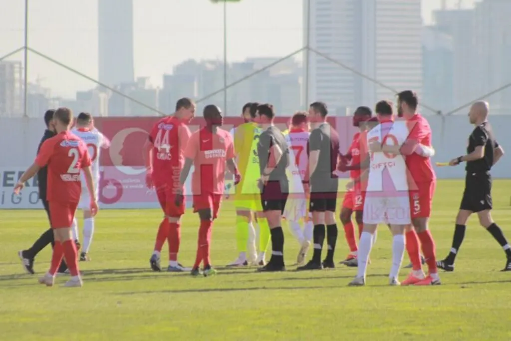 Ümraniyespor Samsunspor Maçının Son Dakikasındaki Olayları HHALK Anbean Fotoğrafladı - Resim 1