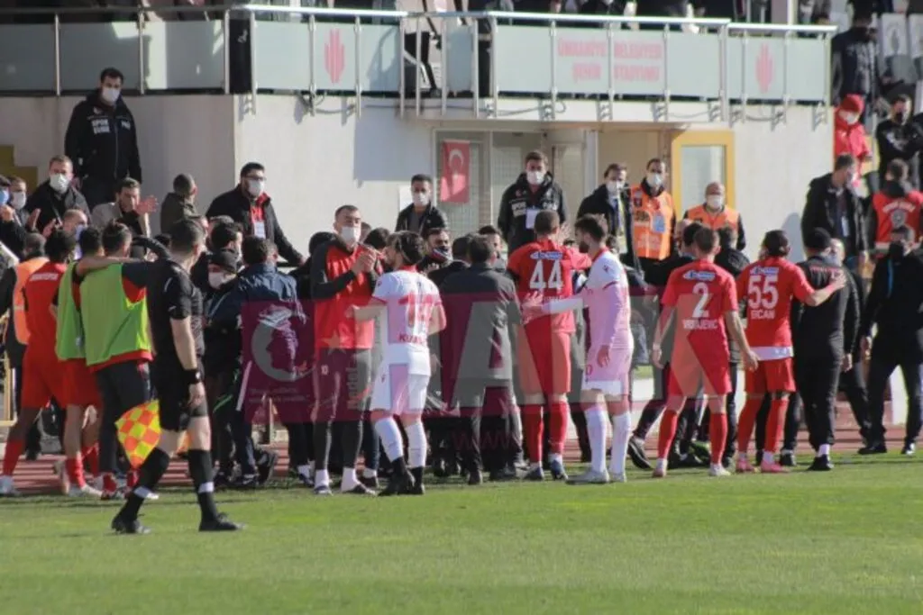 Ümraniyespor Samsunspor Maçının Son Dakikasındaki Olayları HHALK Anbean Fotoğrafladı - Resim 7