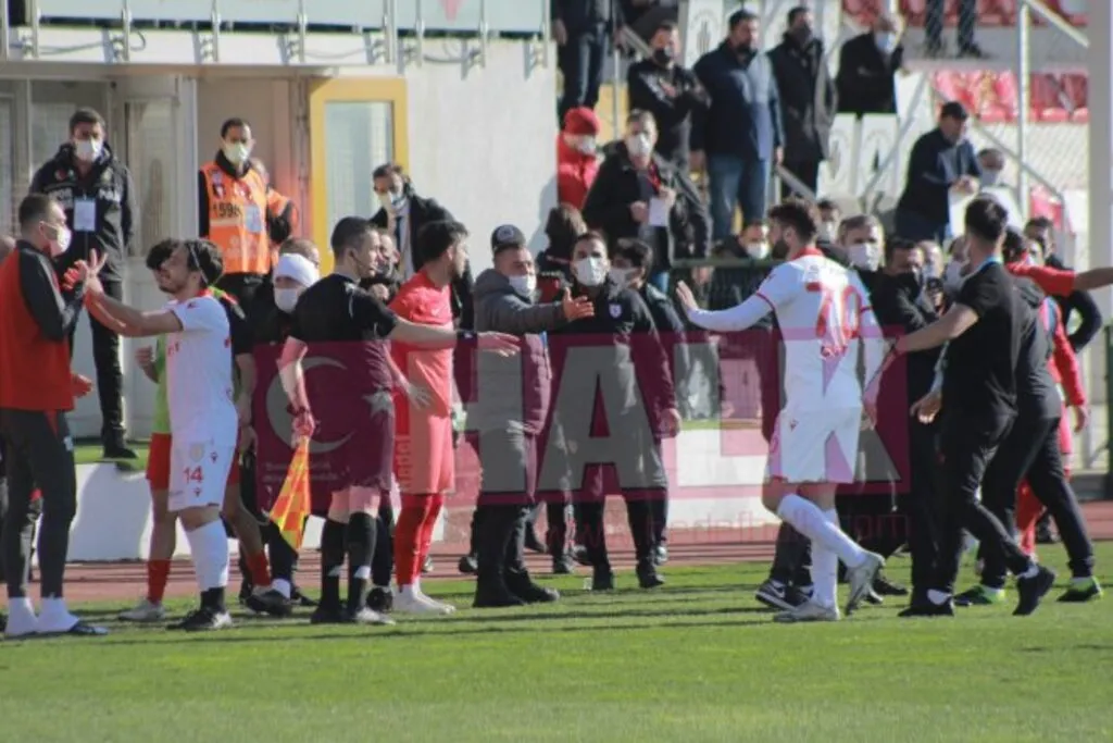 Ümraniyespor Samsunspor Maçının Son Dakikasındaki Olayları HHALK Anbean Fotoğrafladı - Resim 8