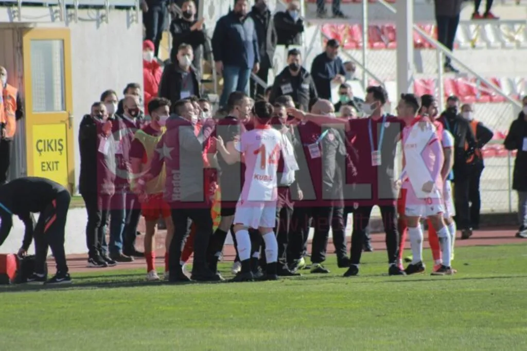 Ümraniyespor Samsunspor Maçının Son Dakikasındaki Olayları HHALK Anbean Fotoğrafladı - Resim 9