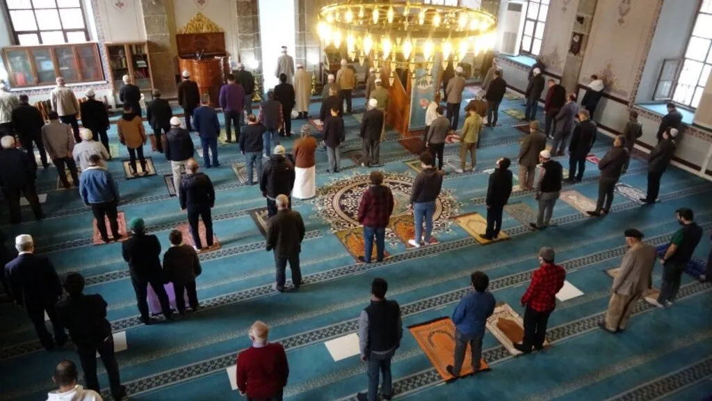 Samsun'da bayram namazı korona virüs tedbirleriyle kılındı - Resim 1