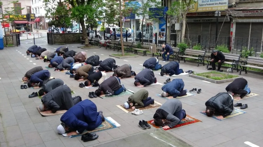 Samsun'da bayram namazı korona virüs tedbirleriyle kılındı - Resim 2