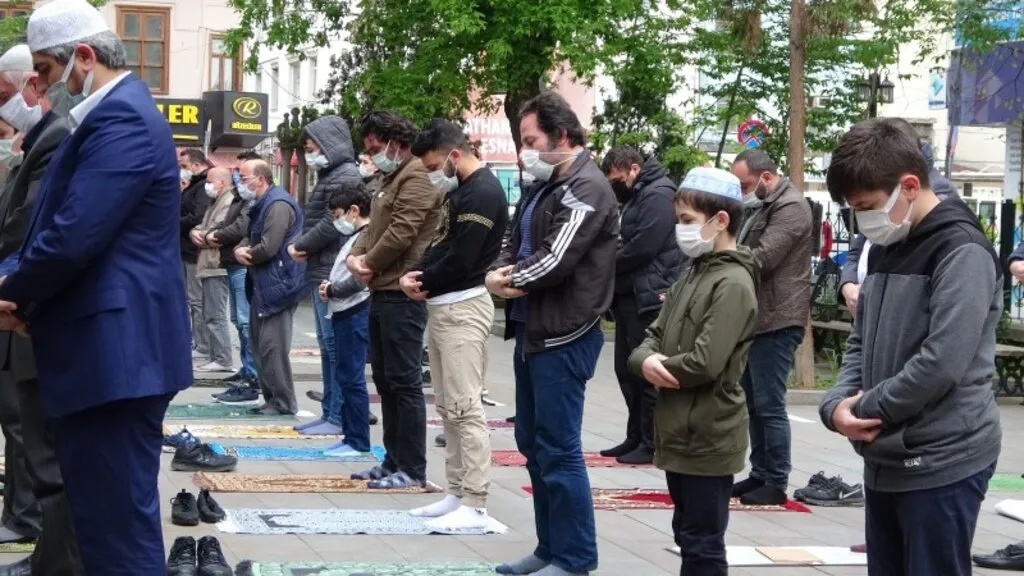 Samsun'da bayram namazı korona virüs tedbirleriyle kılındı - Resim 3