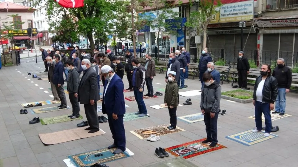 Samsun'da bayram namazı korona virüs tedbirleriyle kılındı - Resim 4