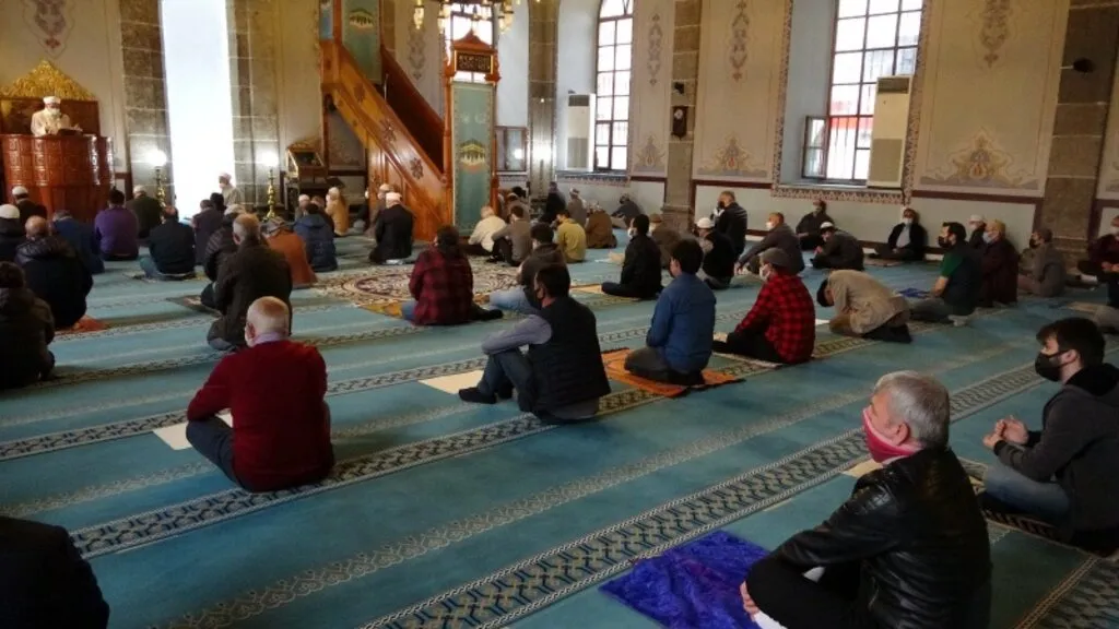 Samsun'da bayram namazı korona virüs tedbirleriyle kılındı - Resim 5