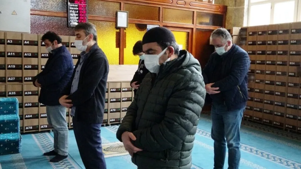 Samsun'da bayram namazı korona virüs tedbirleriyle kılındı - Resim 6