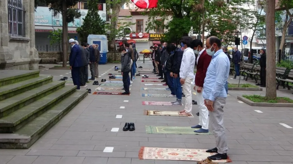 Samsun'da bayram namazı korona virüs tedbirleriyle kılındı - Resim 7