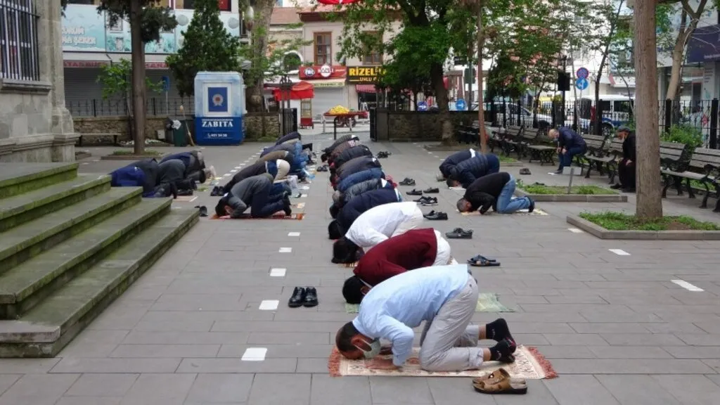 Samsun'da bayram namazı korona virüs tedbirleriyle kılındı - Resim 8