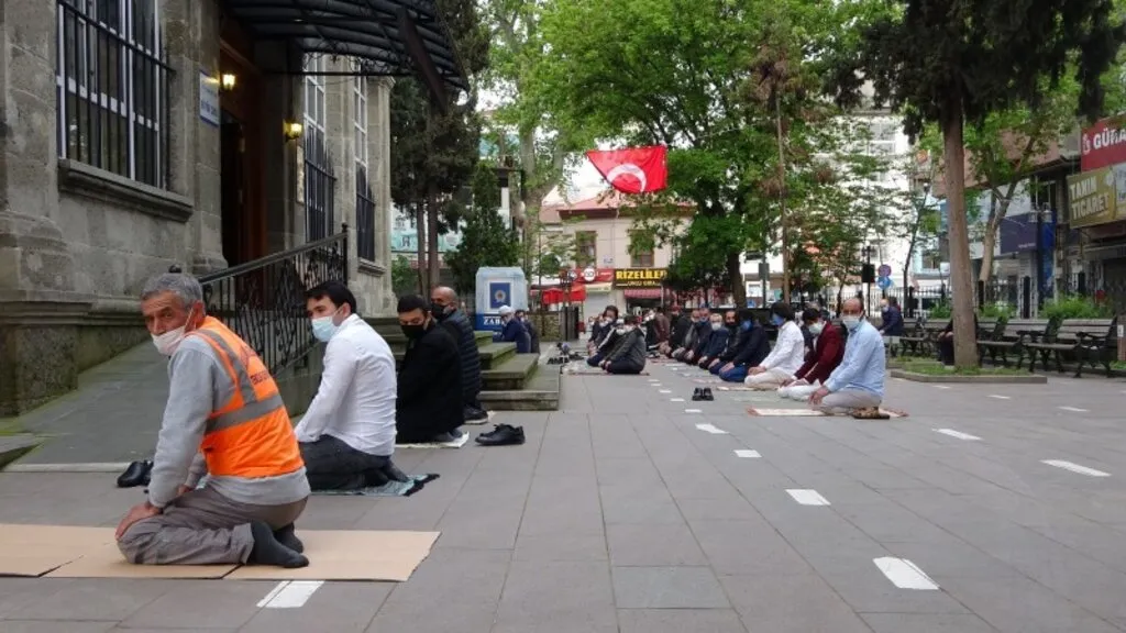 Samsun'da bayram namazı korona virüs tedbirleriyle kılındı - Resim 9