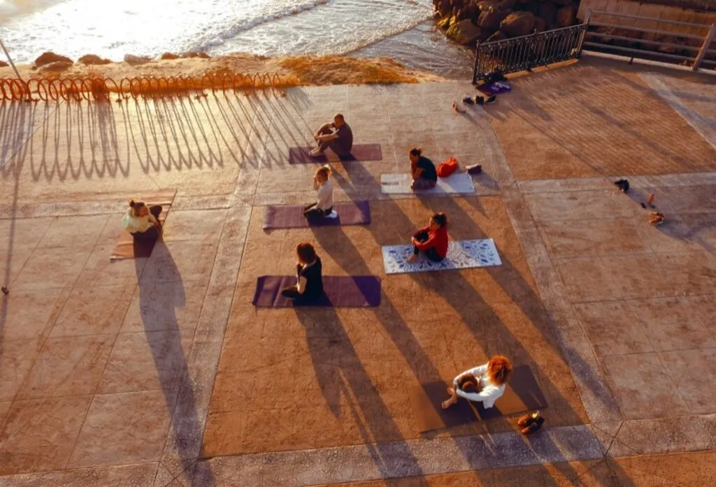 Samsun'da salgının etkisinden kurtulmak isteyen kadınlar Karadeniz kıyısında yoga yaparak güne başlıyor - Resim 2