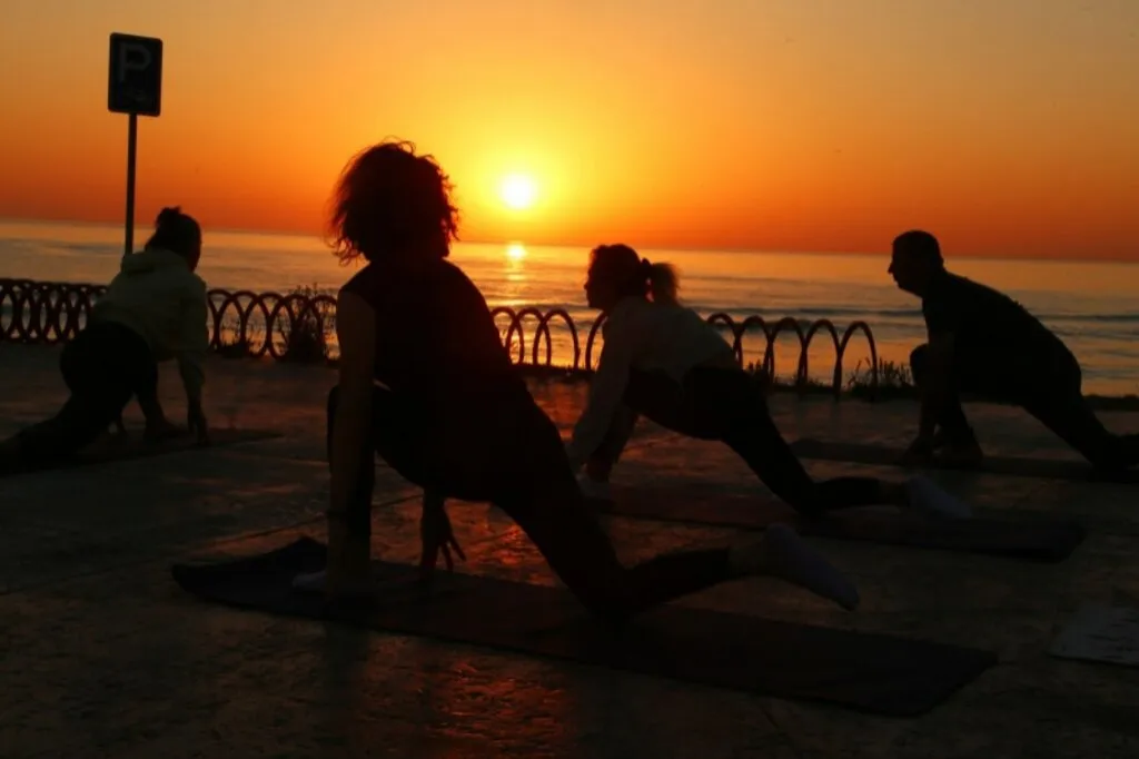 Samsun'da salgının etkisinden kurtulmak isteyen kadınlar Karadeniz kıyısında yoga yaparak güne başlıyor - Resim 3