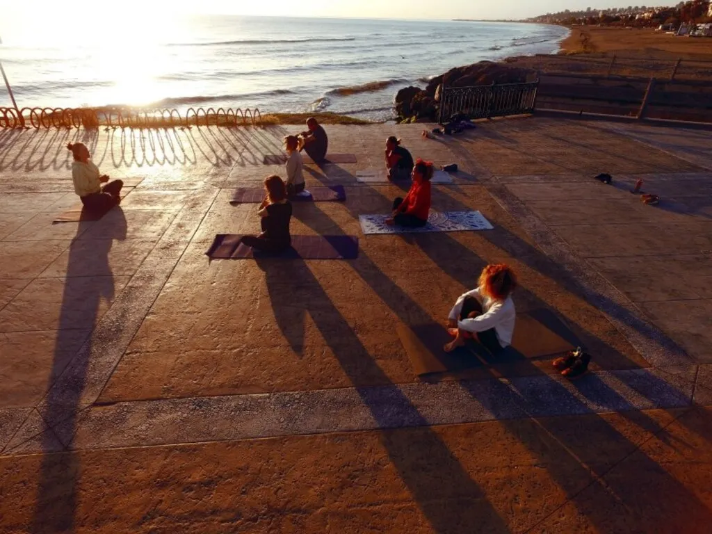 Samsun'da salgının etkisinden kurtulmak isteyen kadınlar Karadeniz kıyısında yoga yaparak güne başlıyor - Resim 4
