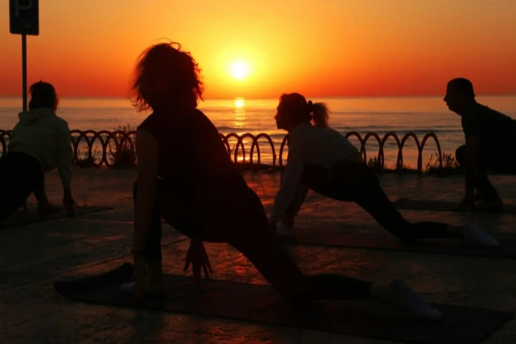 Samsun'da salgının etkisinden kurtulmak isteyen kadınlar Karadeniz kıyısında yoga yaparak güne başlıyor - Resim 7