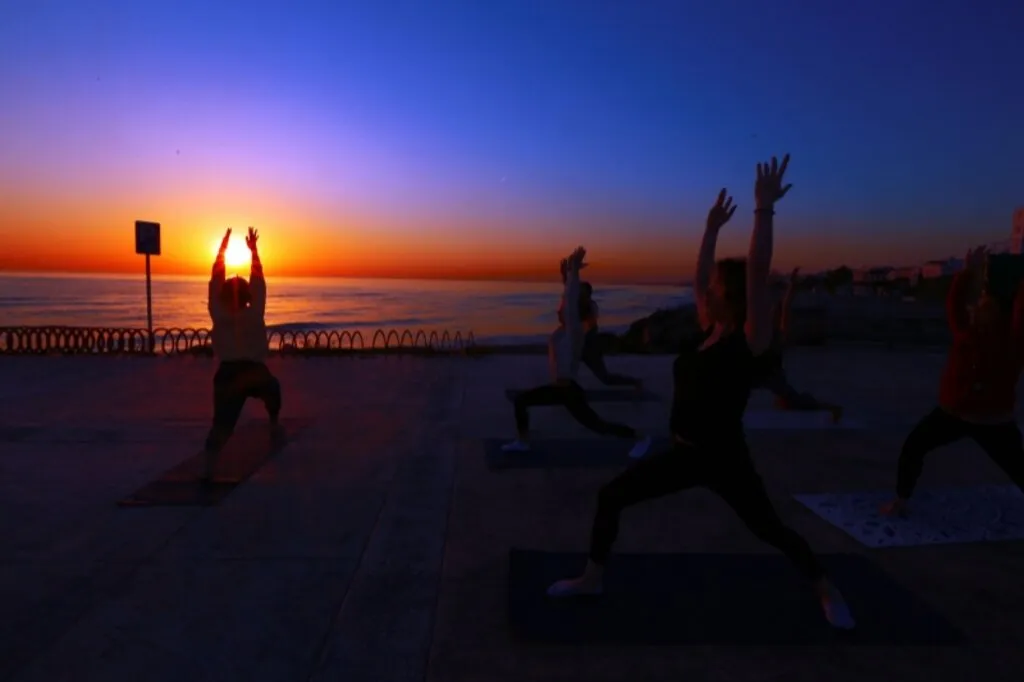 Samsun'da salgının etkisinden kurtulmak isteyen kadınlar Karadeniz kıyısında yoga yaparak güne başlıyor - Resim 8