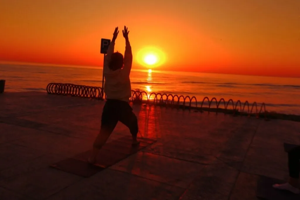 Samsun'da salgının etkisinden kurtulmak isteyen kadınlar Karadeniz kıyısında yoga yaparak güne başlıyor - Resim 9