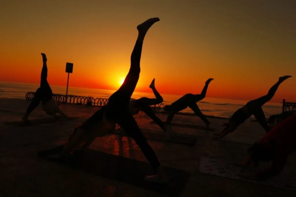Samsun'da salgının etkisinden kurtulmak isteyen kadınlar Karadeniz kıyısında yoga yaparak güne başlıyor - Resim 11